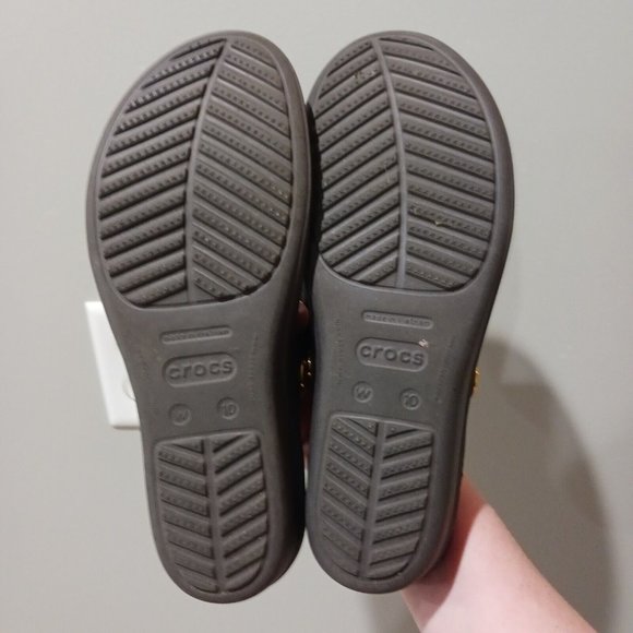 Crocs Sanrah Hammered Circle Wedge Flip Flop Sandal Brown Women's Size 10 - Picture 4 of 4